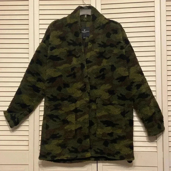 American Eagle Outfitters Jackets & Blazers - American Eagle Camo Sherpa Jacket Size Medium.